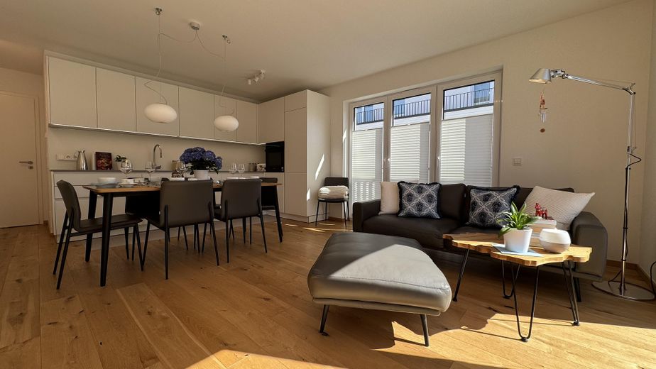NEUWERTIGE VILLENWOHNUNG | SÜD/WEST | 2 BALKONE | GRÜNBLICK | EBK + MAẞ-EINBAUTEN + SMART HOME – Wohnzimmer
