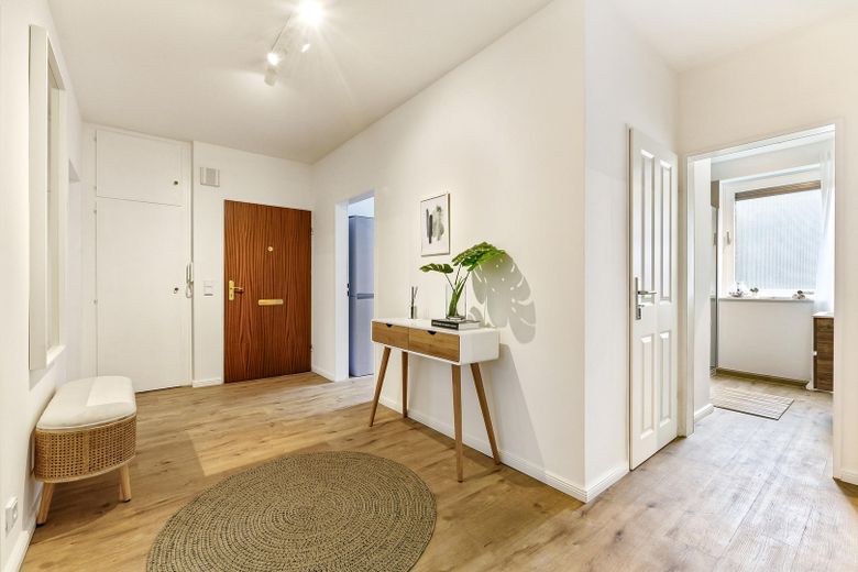 No commission, low service charges and renovated – Photo 4