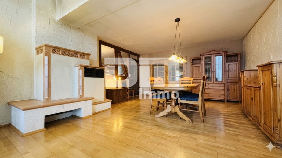 Altengerechtes Wohnen mit Charme: Großzügiger Bungalow auf großem Grundstück + Nebengebäude – Wohn / Essbereich halboffen mit Kachelofen