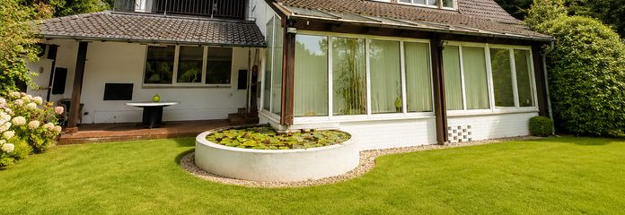 Spacious garden apartment with an exceptional living area, terrace, and direct views of greenery – Gartenansicht