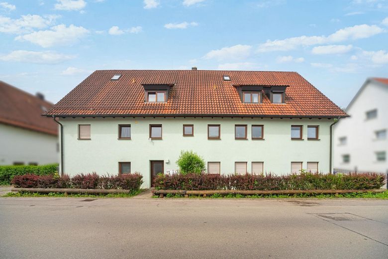 PROVISIONSFREI: Solides 6-Familienhaus (461 m²) mit Potenzial – Schönebürg / Raum Biberach – Frontansicht