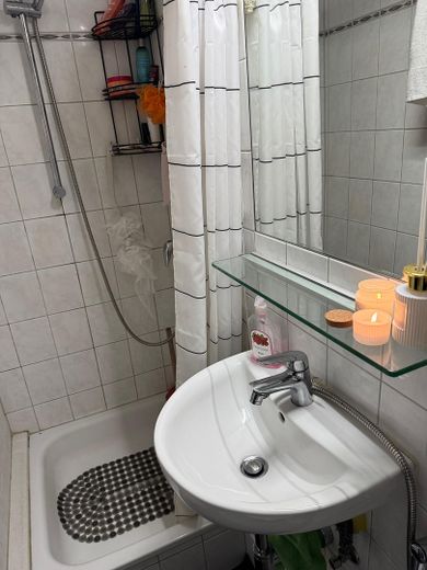 Kleines MFH mit drei Wohnungen und Garten - Bremen-Osterfeuerberg – Bad 1. OG