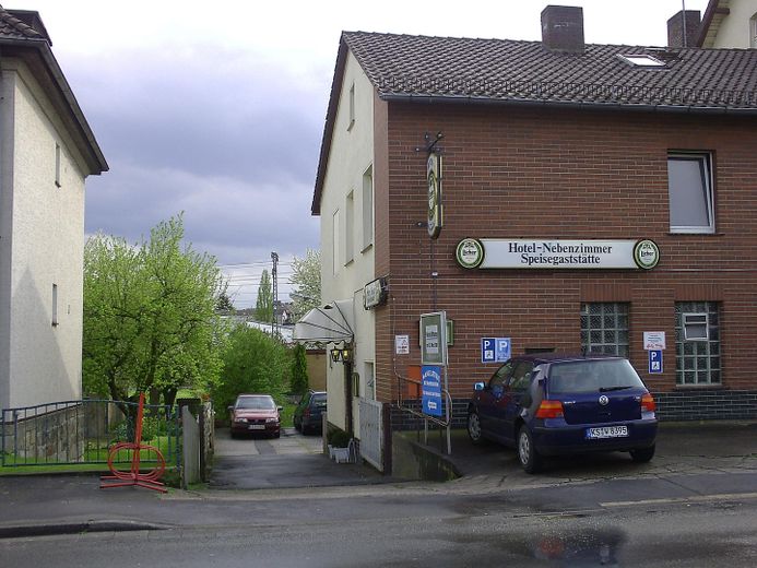 10 Wohnungen in Kassel & 2 EFH in Ihringshausen + Hümme zu verkaufen! "Mietkauf" ab €200 möglich! – Einfahrt zum Haus 19a