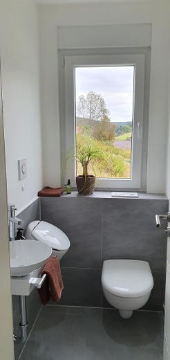Modernes, zukunftsicheres Effizienzhaus - Wohnen, Arbeiten oder Vermieten - unverbaubare Aussicht – Gäste WC EG