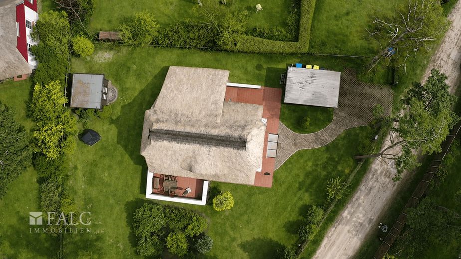 ***Erste Reihe, Reetdach, Ostsee - exklusives Ferienhaus in Ahrenshoop*** – Drohne Draufansicht