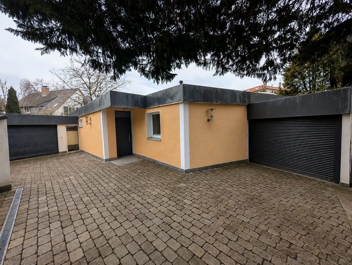 Hausansicht und Garagen