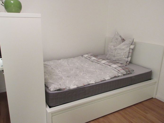 2026 Berlin! Schöner im möblierten Apartment in Steglitz, Elisenstr., zwischen Rathaus & Stadtpark – Wohn-/Schlafraum 