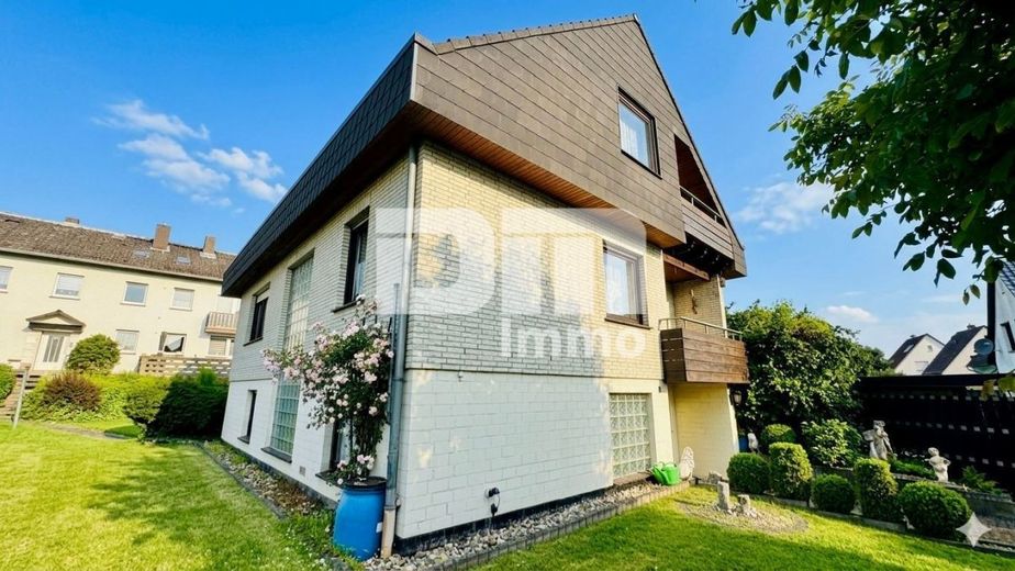 (R)eserviert!Großzügiges Einfamilienhaus in begehrter Lage mit Balkonen und Traumgarten – Frontansicht