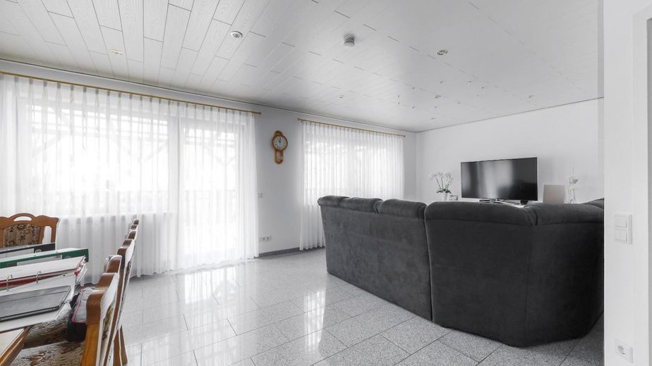 Groot een- tot tweegeneratiehuis met balkon, terras en garage – Wohnzimmer Erdgeschoss