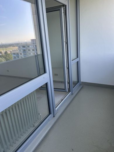 Provisionsfrei, modernisierte 2-Zimmer-Wohnung mit Skylineblick in Liederbach – Loggia