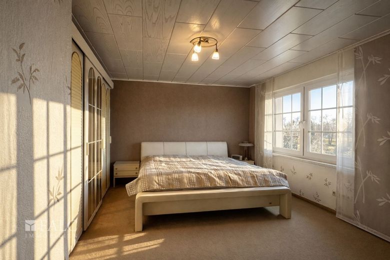 *Reserv.* Familienfreundliches Einfamilienhaus mit großem Grundstück und Doppelgarage – Schlafzimmer