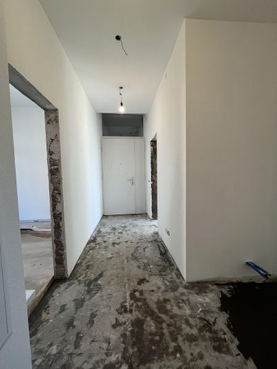 Piso de 3 habitaciones completamente renovado con 2 balcones en pleno Oststadt – Flur Blick zur Tür