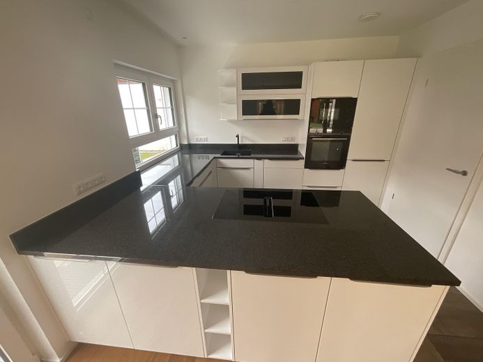 Am Waldrand - 5-Zi.-DHH | Bj. 2022 | 500 m² Grundstück – Küche mit großer Granitplatte