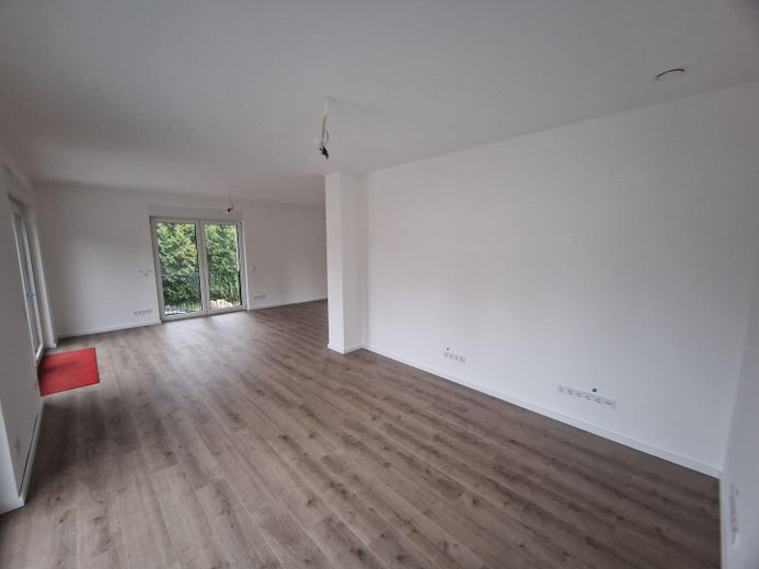 Erstbezug in Zepernick – Provisionsfreie KfW-40-EE Stadtvilla auf über 1.000 m² Grundstück – EG Wohnbereich Kamin Südblick