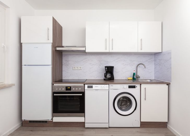 Appartamento arredato di 2 locali a Kassel-Nord-Holland – ristrutturato, con balcone e adatto a convivenza – Küchenzeile