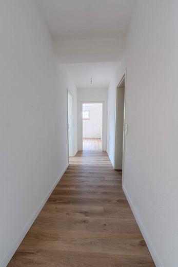 Frisch renovierte 2-Zimmer-Wohnung im Erdgeschoss – Flur