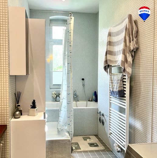 Bad mit Wanne &amp; Dusche