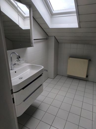 Provisionsfrei für Käufer | Familienhaus in Toplage | Bieterverfahren ab 389.000 € – Bad - Waschtisch