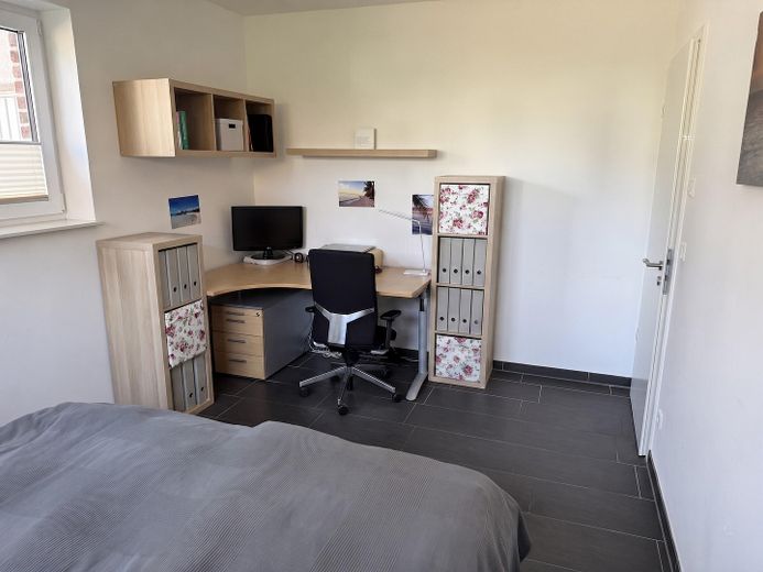 Modernes Massivhaus in ruhiger Neubausiedlung: Südausrichtung, Terrassendach, Sauna & 9m-Garage – Zimmer EG 2