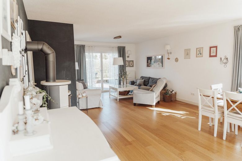 Field-edge location & sunset, detached single-family house with 224 sqm and PV system – Wohnzimmer m. Terrassentür Ost