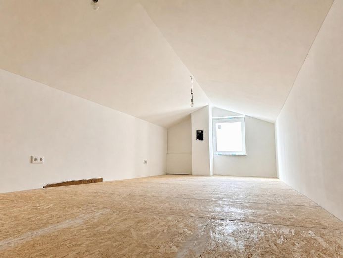 Sonnige 5-Zimmer-Wohnung mit XXL-Terrasse an der Stadtgrenze Landshut – Dachboden