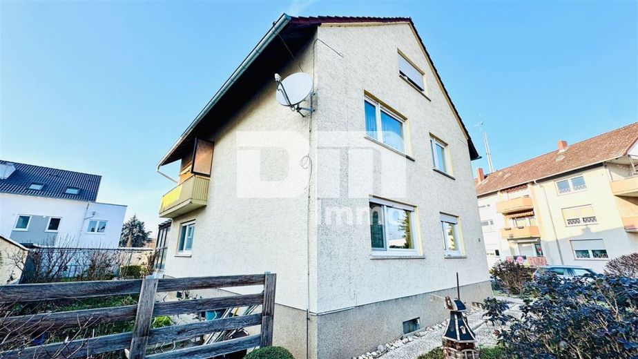 Kompakte Dreizimmer DG Wohnung in gepflegtem Dreifamilienhaus in gesuchter Lage – Frontansicht