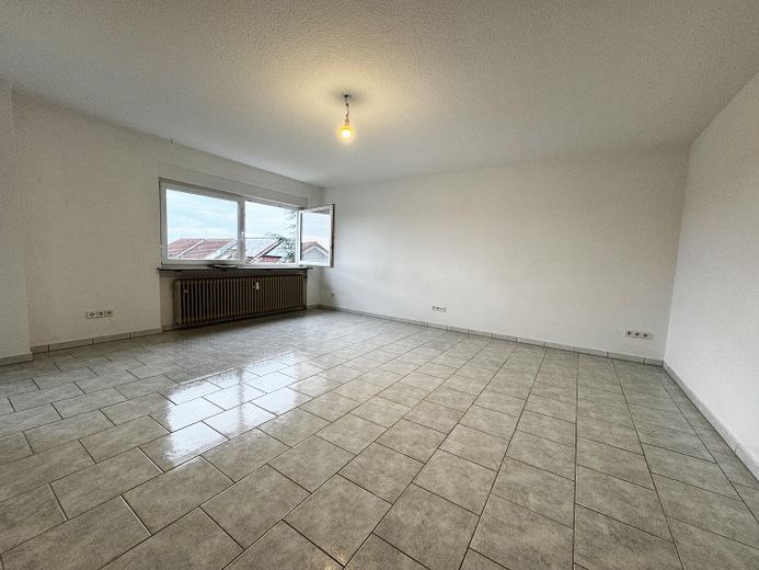Sonniger Balkon & Stellplatz - Helle 1-Zimmer Wohnung - Nur 50m zur Lidl Zentrale – Zimmer