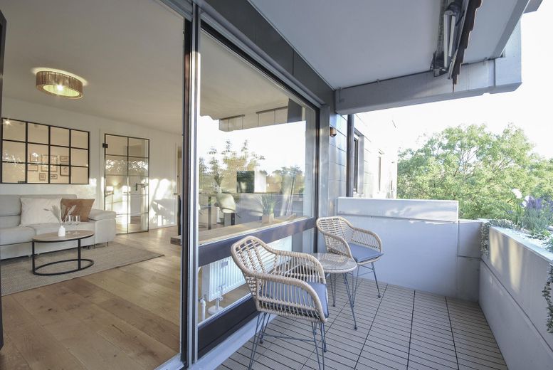 TOP RENOVIERTE UND KOMPLETT EINGERICHTETE 2,5-ZIMMER WOHNUNG IN SCHWABING WEST - PROVISIONSFREI – Balkon & Wohnzimmer