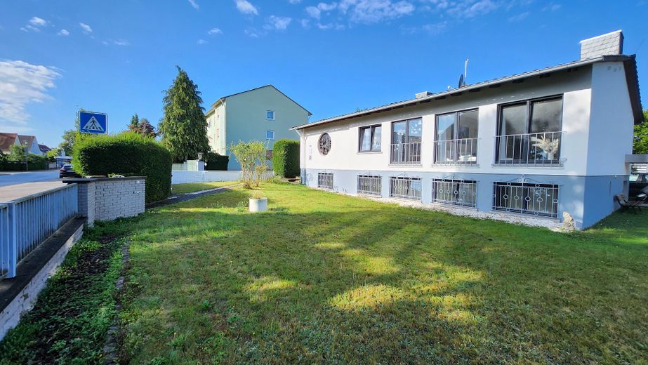 Großes Einfamilienhaus mit Einliegerbereich – ideal für Wohnen, Praxis oder Homeoffice – Hausansicht & Großer Garten