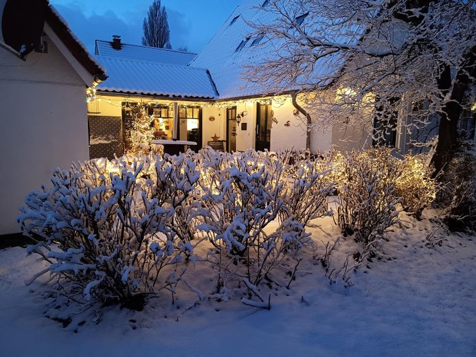 Family home with sauna, practice, cold room, barbecue hut, photovoltaic system and large garden in Horn-Lehe – Winter_Hof