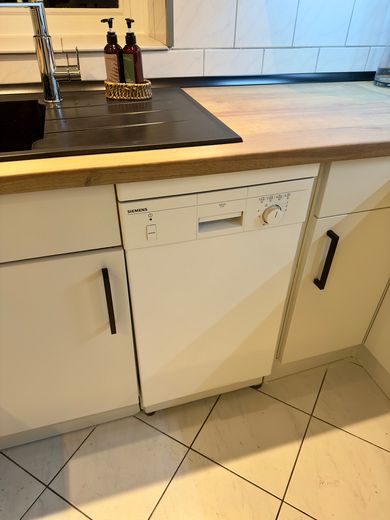 Voll ausgestattete helle Wohnung & Parkplatz im Souterrain mit Whirlpool & Garten – Spühlmaschiene