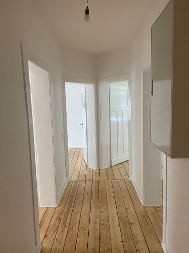 Kreuzviertel!!! Piękne mieszkanie w starej kamienicy z 3,5 pokojami i BALKONEM OD POŁUDNIOWEGO ZACHODU – Flur