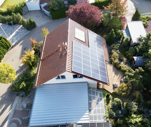 Jasny, energooszczędny dom jednorodzinny w spokojnej lokalizacji na obrzeżach Ansbach – Westansicht