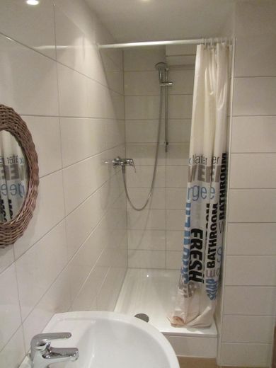 Modernisiertes Appartement in Top-Lage, Nähe Uni! – Bad1