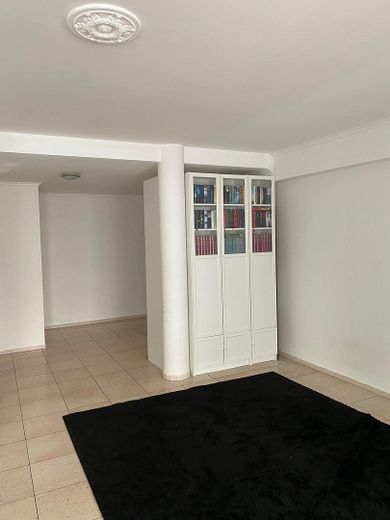 Exklusives City-Apartment mit großzügiger Wohnloggia in Top-Lage – Akt. Einrichtung Wohnraum