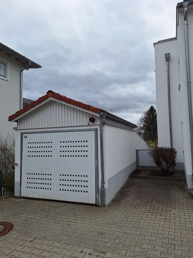 Zentral gelegene 80qm-Wohnung mit großem Sonnenbalkon – Tiefgarageneinfahrt