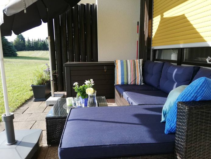 Appartement entièrement équipé, terrasse, jardin, place de stationnement – Lounge 1