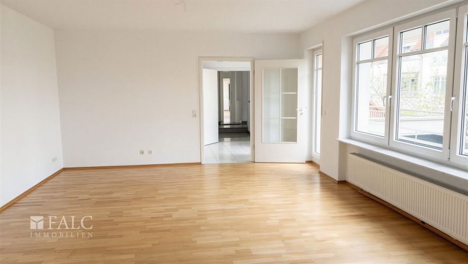 Lichtdurchflutete Maisonette-Wohnung mit zwei Balkonen in zentraler Lage von Wiesloch zu vermieten – Wohnzimmer
