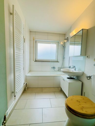 Gepflegte 3-Zimmerwohnung in Toplage von Heilbronn Ost – Bad Blick zum Fenster