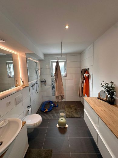 Badezimmer (1/2)