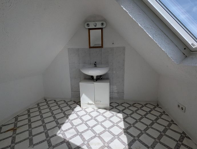 WG geeignete 4 Zimmer-DG-Whg mit Holzfußboden, Balkon, Wohnküche – Dachraum