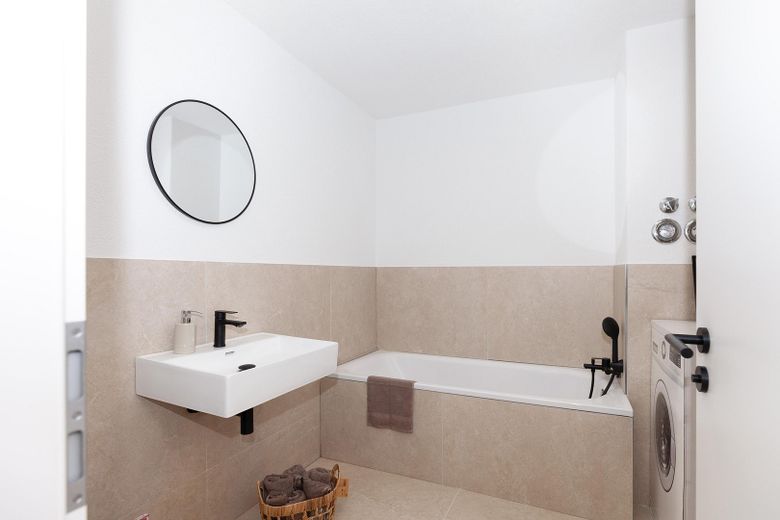 WOHNJUWEL: Helle 4 Zimmer mit zwei Balkonen & TG-Stellplatz – Badezimmer
