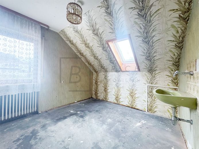 Großzügige 4-Zimmer-Dachgeschosswohnung mit Balkon und Stellplatz – Zimmer