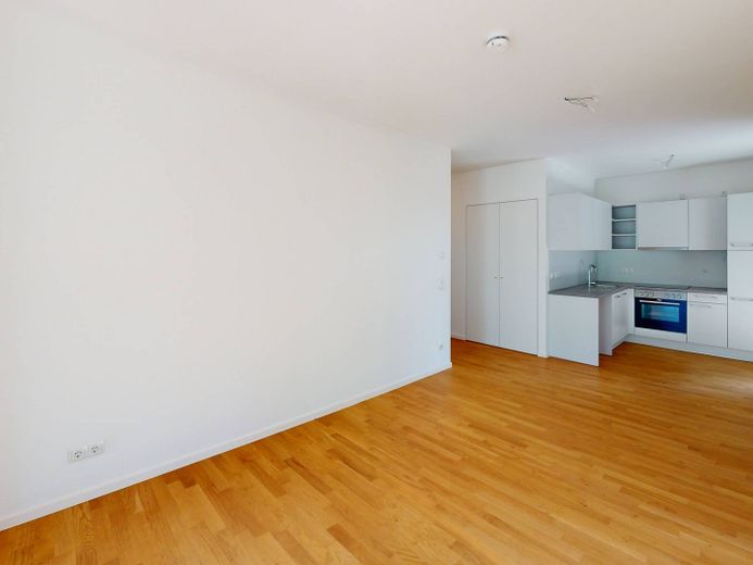 Moderne 2-Zimmer-Wohnung mit 2 Balkonen und EBK in 'Ferdinand's Garden' – Ansicht I: Wohnzimmer mit off…