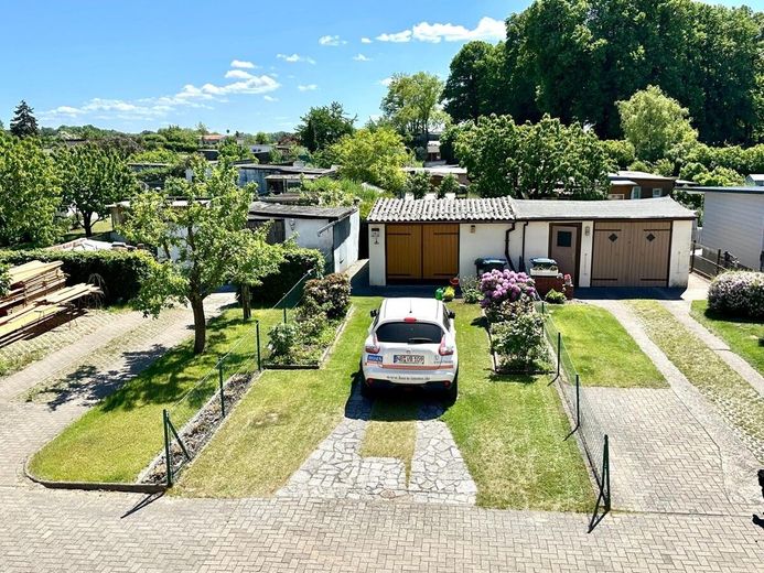 HORN IMMOBILIEN ++ gepflegtes Reihenmittelhaus in Ueckermmünde, nur ca. 1 km vom Strand entfernt – Draufsicht PKW-Stellplatz