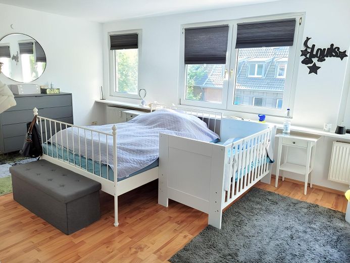 Ruhe über dem Wasserviertel | zentral auf 165 m² | Dachterrasse mit Blick ins Grüne – helles Schlafzimmer