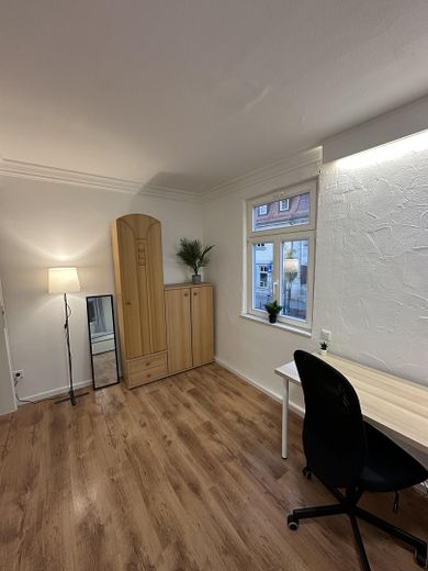 Schrank und Leuchte