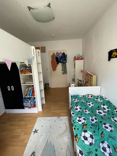 Modernes Zuhause mit Parkblick – 4-Zimmer-Wohnung mit großem Süd-Balkon & Garage – Büro / Kinderzimmer 