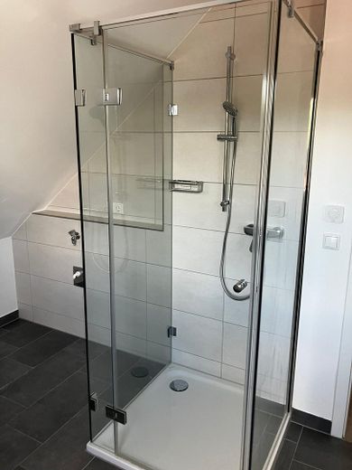 Attraente appartamento mansardato con 2 locali in posizione ambita – Dusche und Waschmaschine