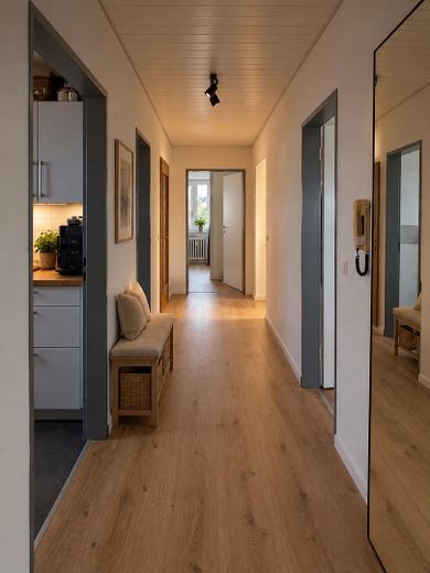 4 Zimmer Dachgeschosswohnung mit neuer Küche – Flur